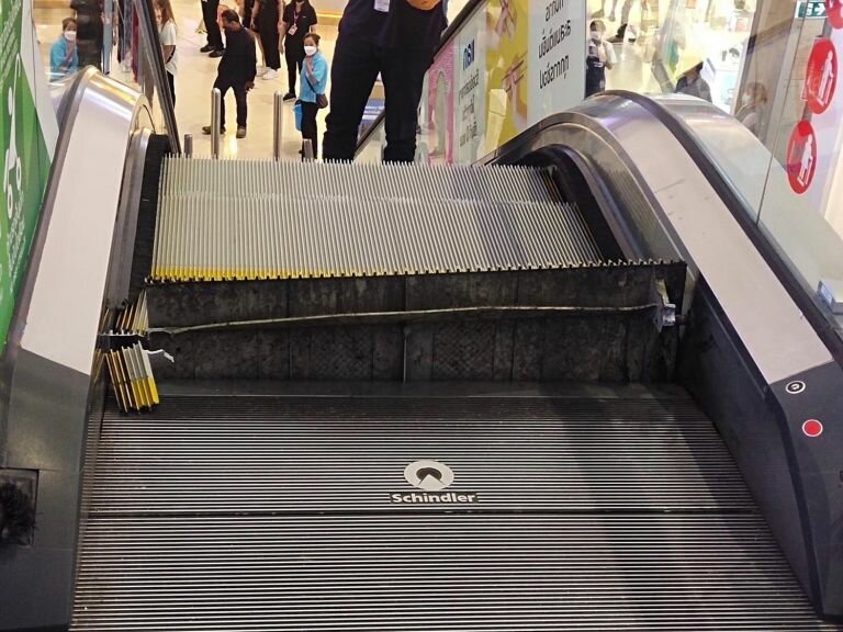 Escalator Incident Raises Safety Concerns at Popular Bangna Department Store