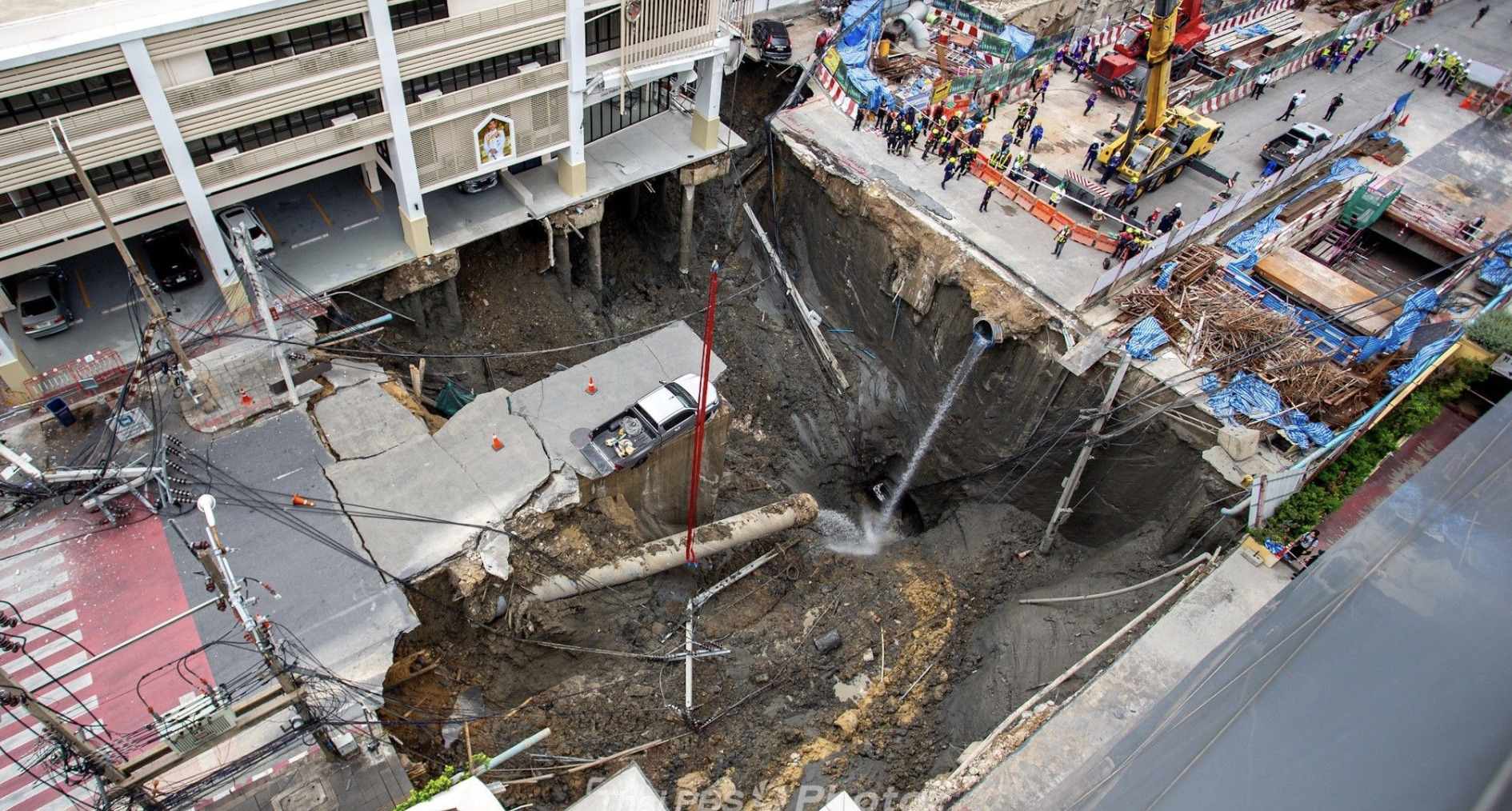 Samsen and Sukhothai Road Buildings Closed Amid Sinkhole Safety Fears